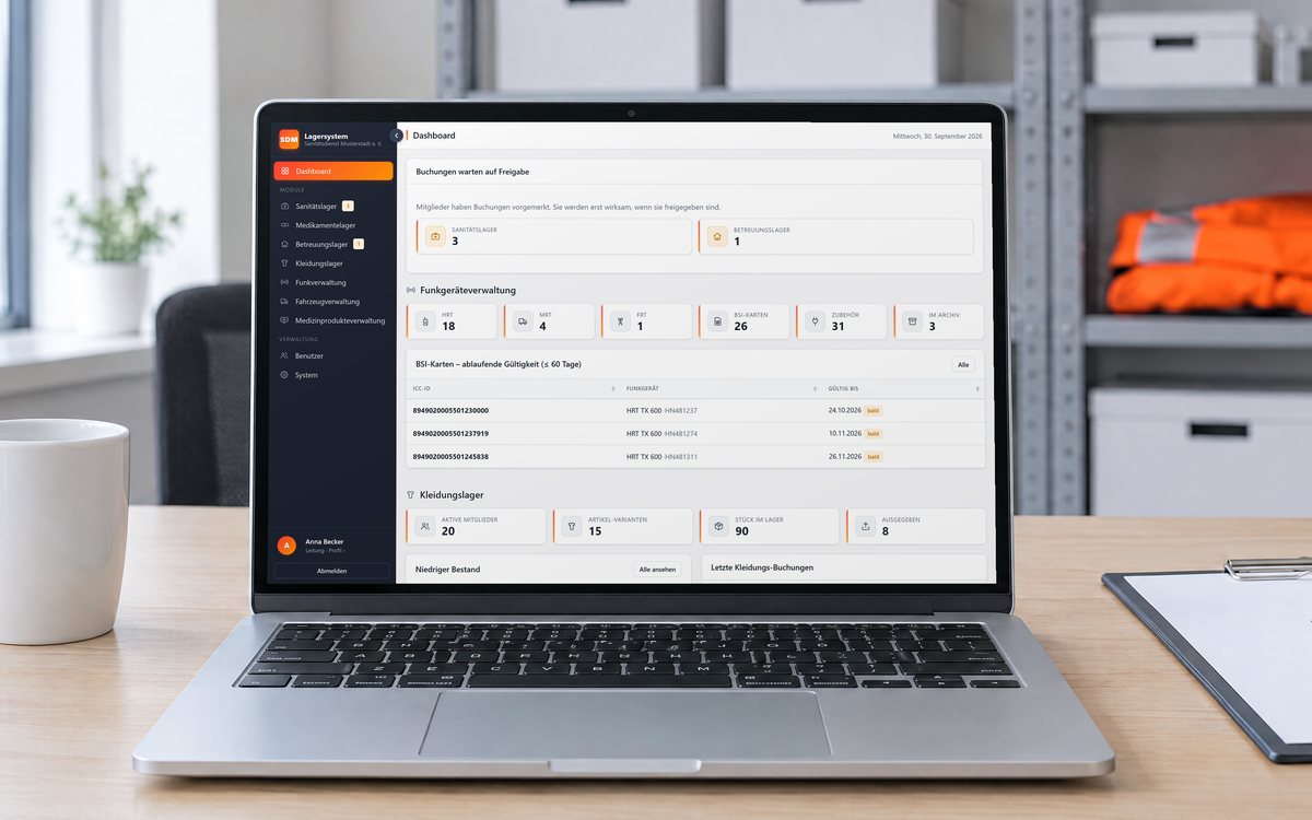 StockKit auf einem Laptop: Dashboard mit offenen Freigaben, Kennzahlen der Funkverwaltung und ablaufenden BSI-Karten