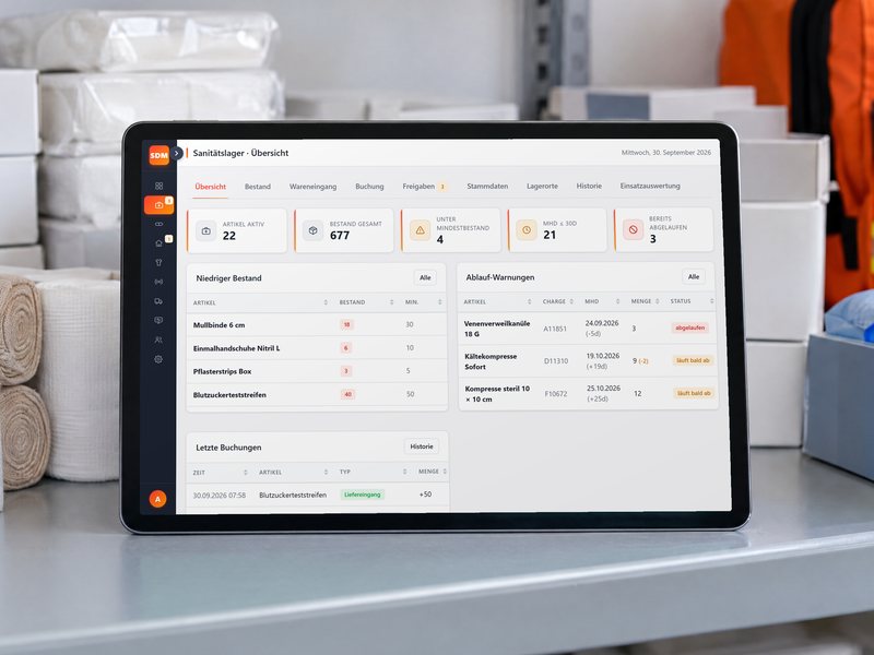 StockKit auf einem Tablet im Lager: Übersicht des Sanitätslagers mit Mindestbestand und Ablaufwarnungen